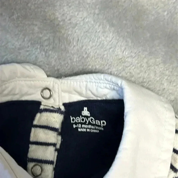 baby GAP - long sleeve romper/jumpsuit one piece outfit. Size 9-12 months - Picture 2 of 4